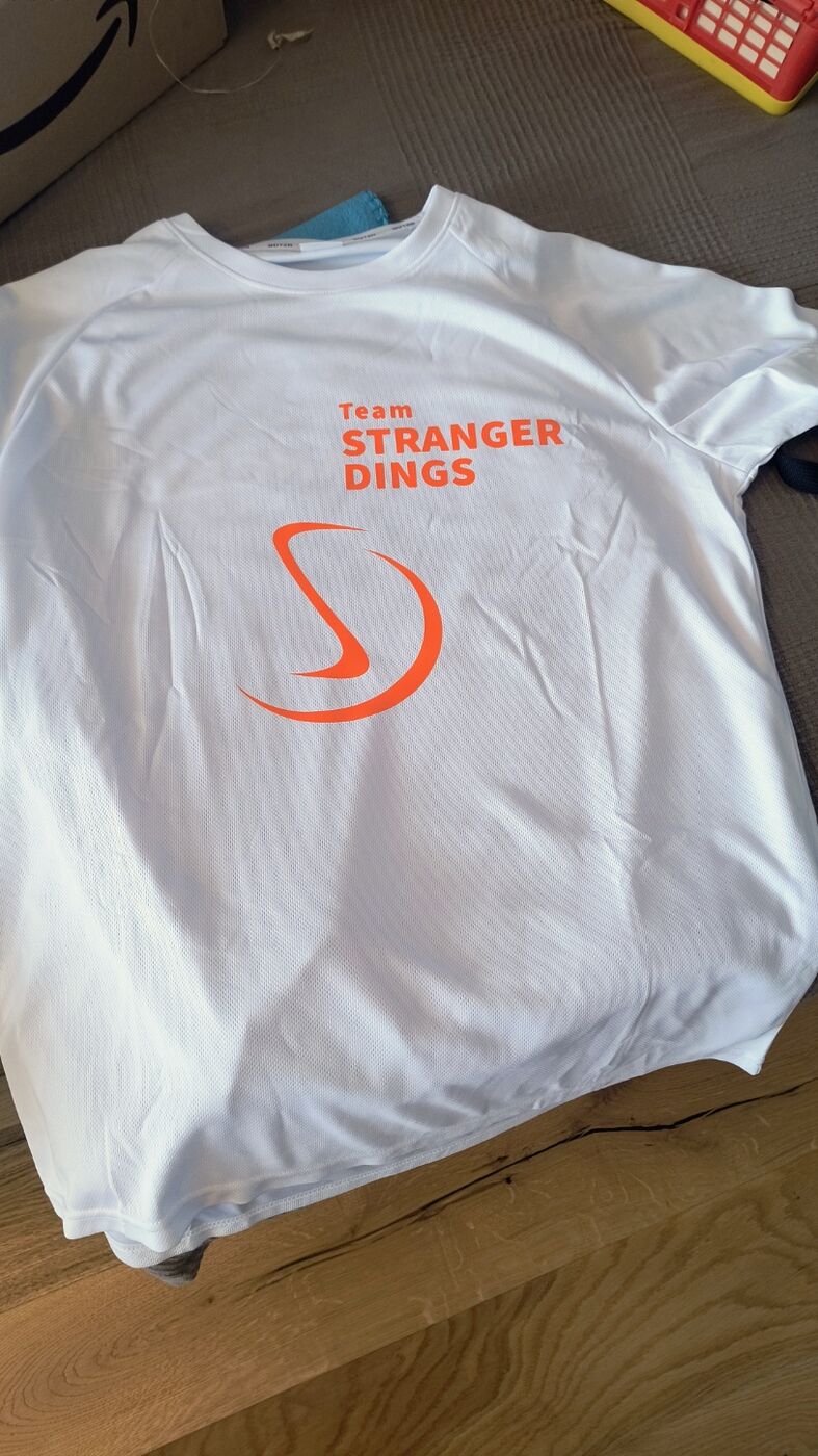 Fertiges Laufshirt Team STRANGER DINGS für den Salzburger Businesslauf 2026