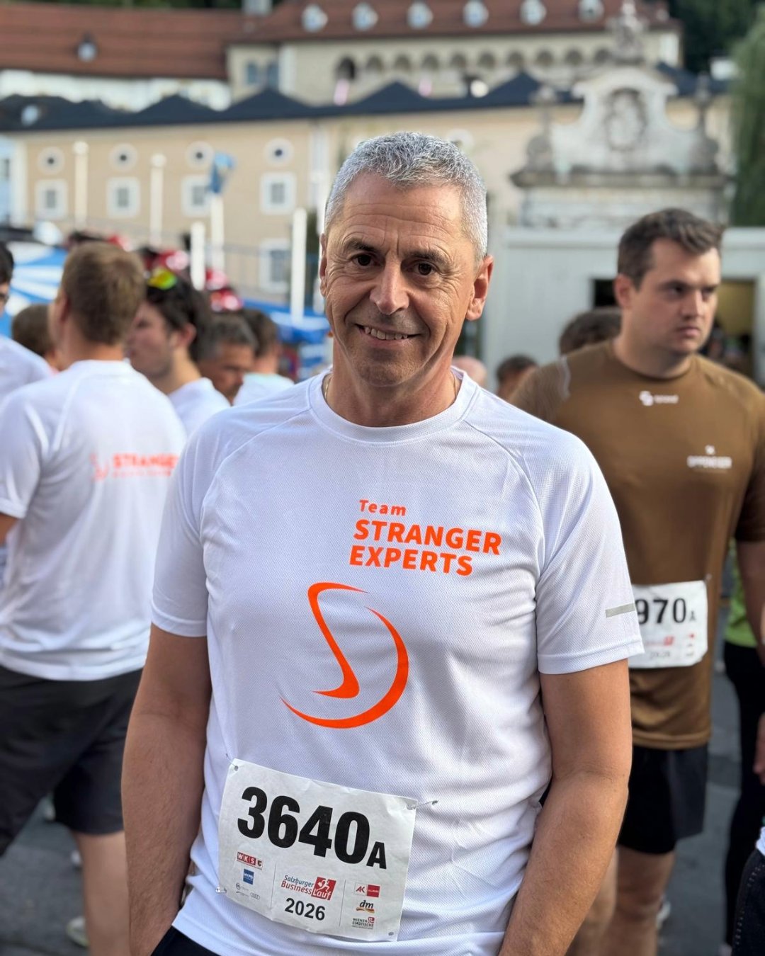 Läufer von Stranger Maschinenbau im selbst geplotteten Shirt des Team STRANGER EXPERTS mit Startnummer beim Salzburger Businesslauf 2026