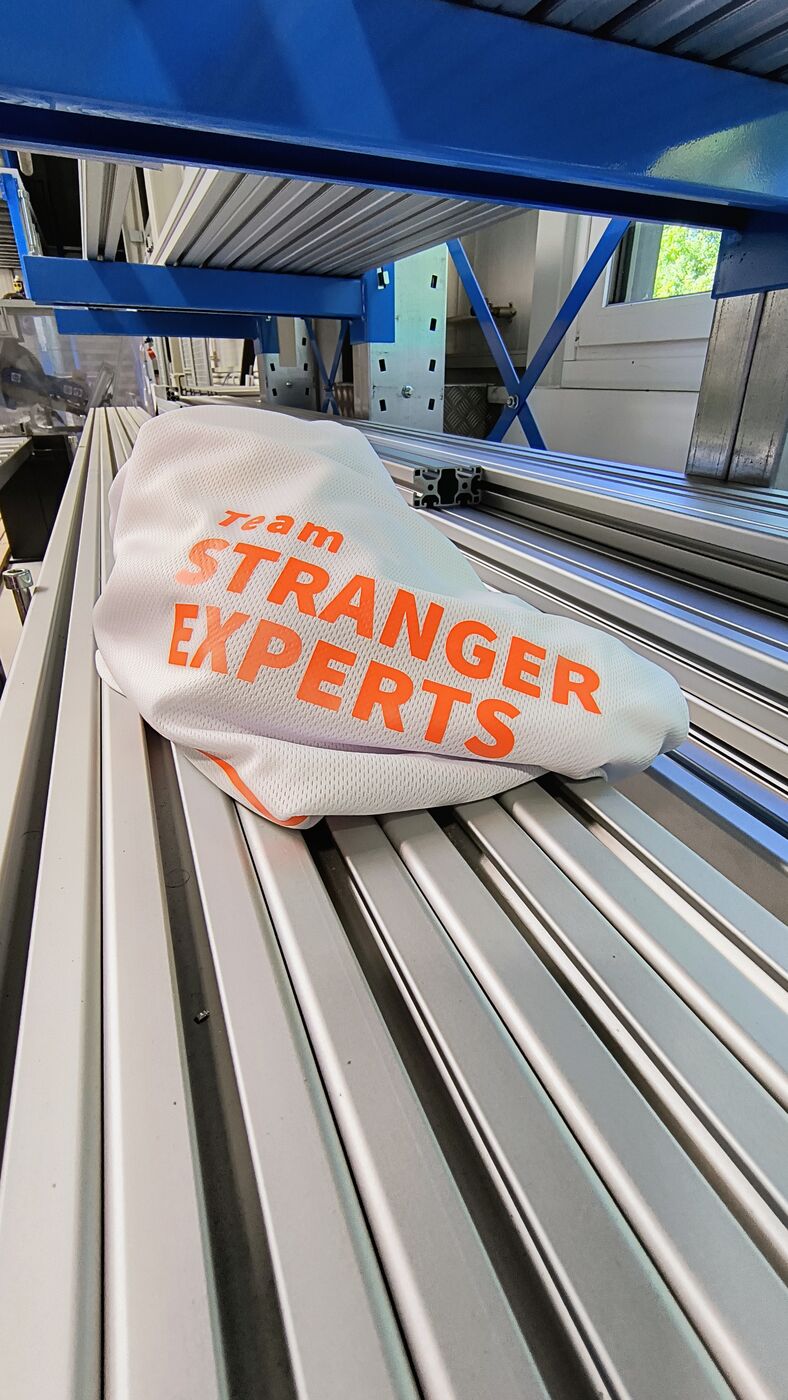 Laufshirt auf Aluminiumprofilen im Materiallager