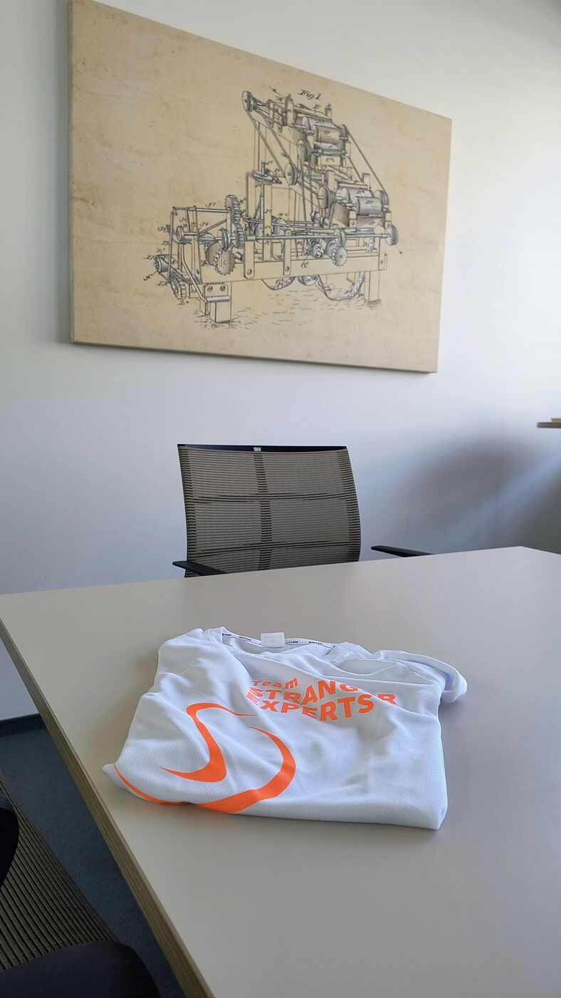 Laufshirt im Besprechungsraum von Stranger Maschinenbau