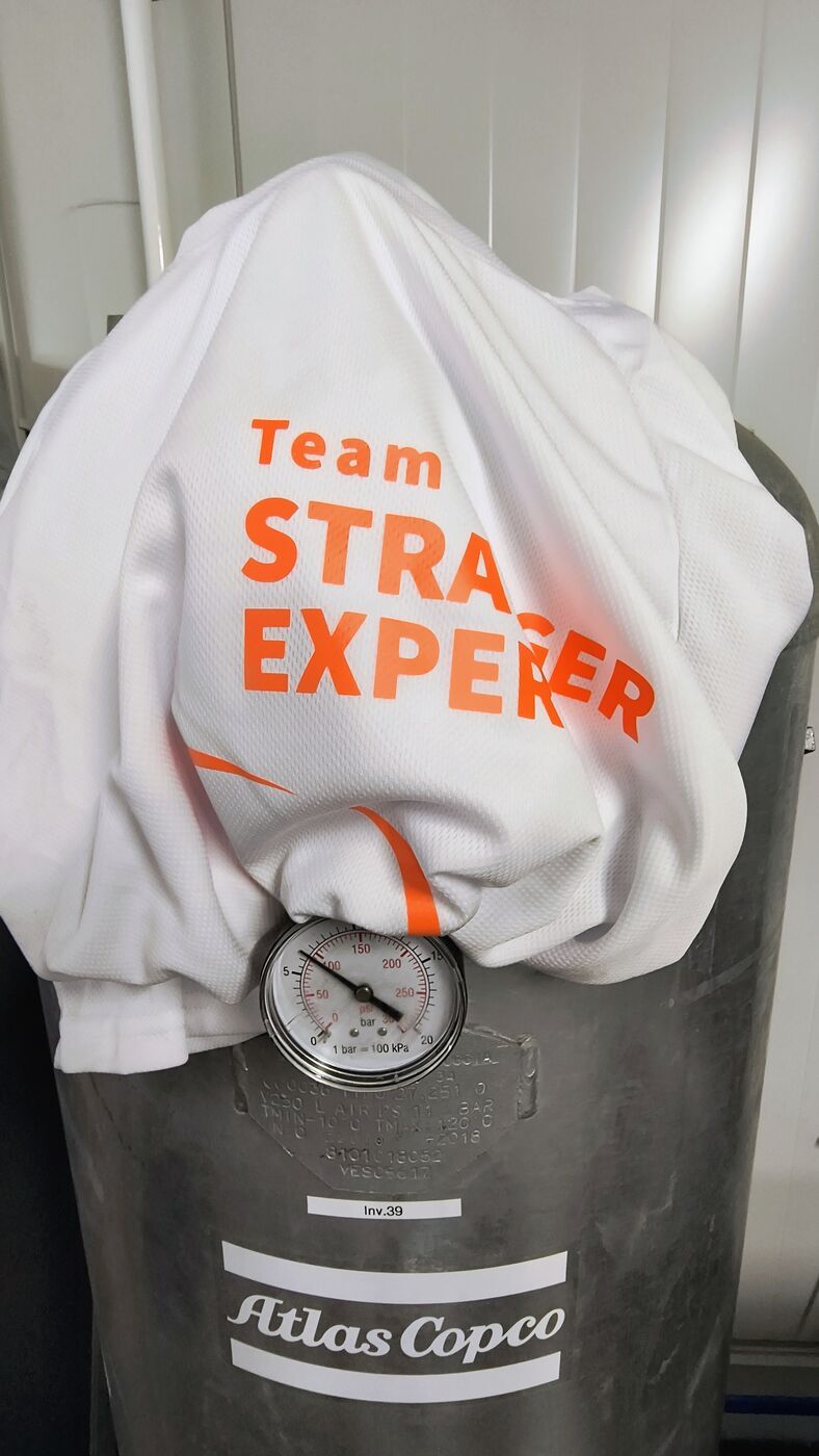 Laufshirt an der Druckluftanlage im Technikraum
