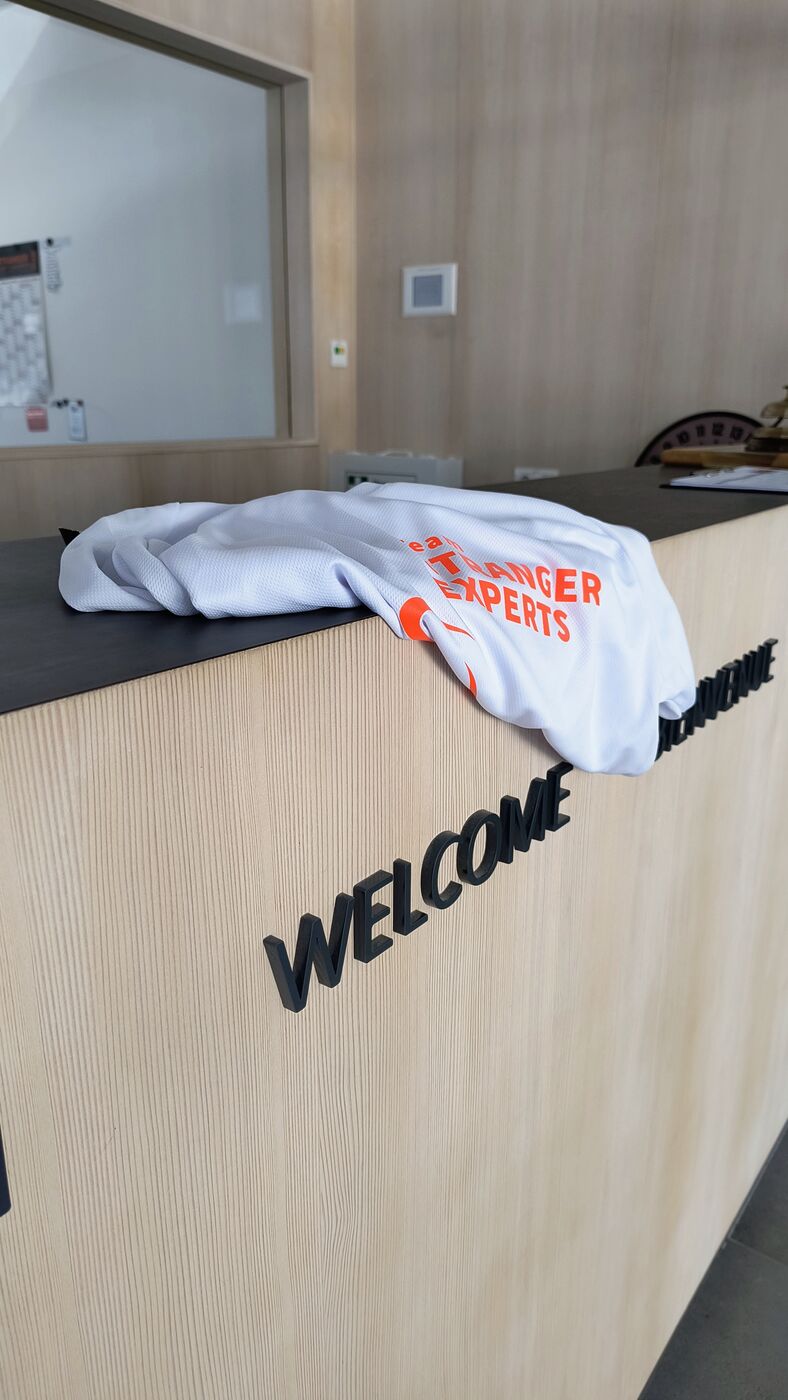 Laufshirt am Empfangstresen von Stranger Maschinenbau in Anthering