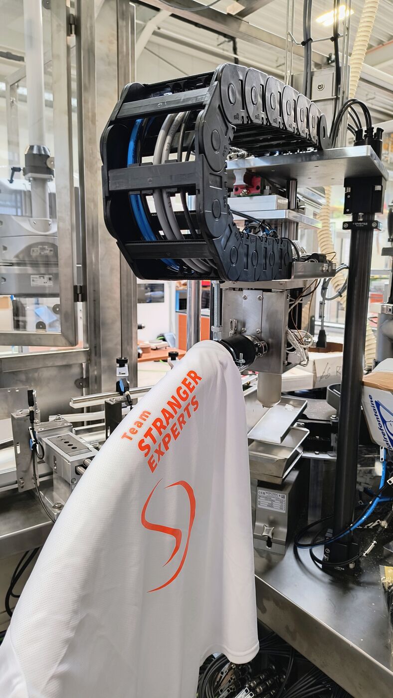 Laufshirt an der Energiekette einer Automatisierungsanlage