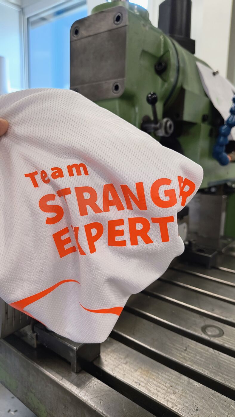 Laufshirt auf der Fräsmaschine in der Werkstatt