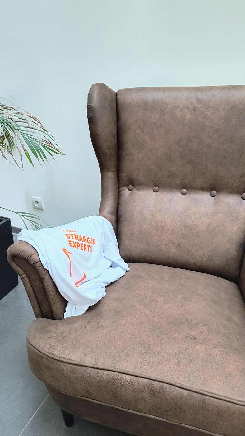 Laufshirt auf einem Sessel in der Lounge von Stranger Maschinenbau