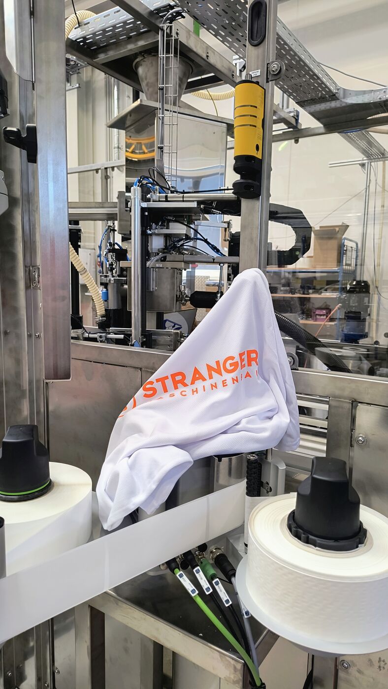 Laufshirt auf einer Sondermaschine in der Montage bei Stranger