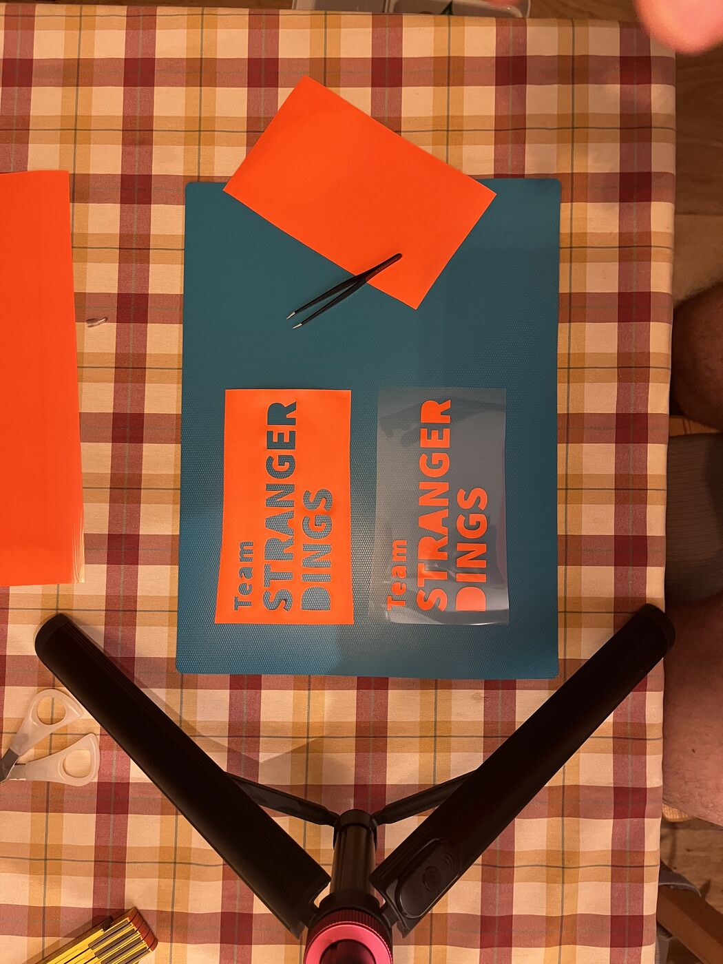 Entgitterter Flexfolien-Schriftzug Team STRANGER DINGS auf der Schneidematte