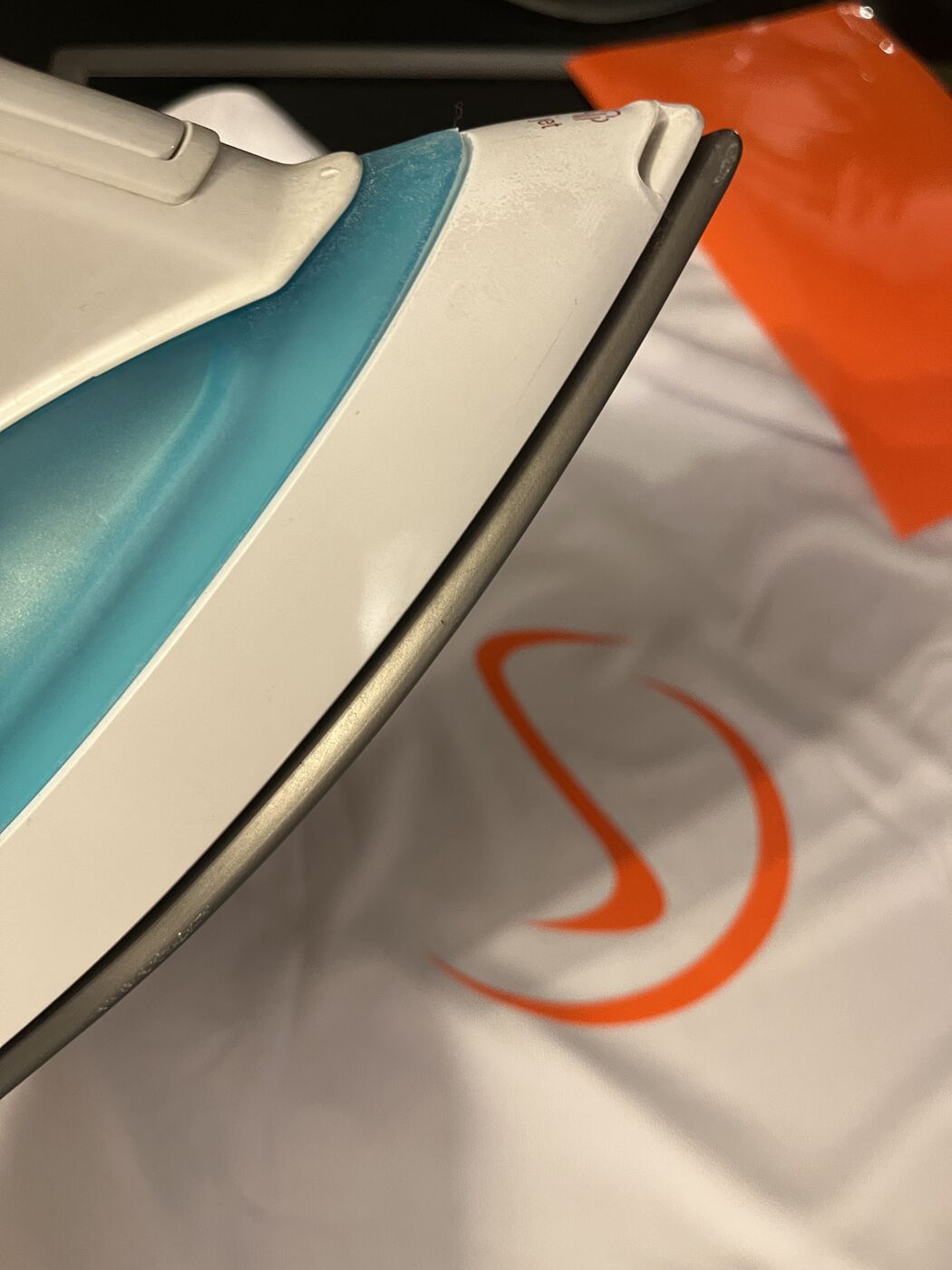Detailaufnahme: Das Stranger-Logo wird auf das Laufshirt gebügelt