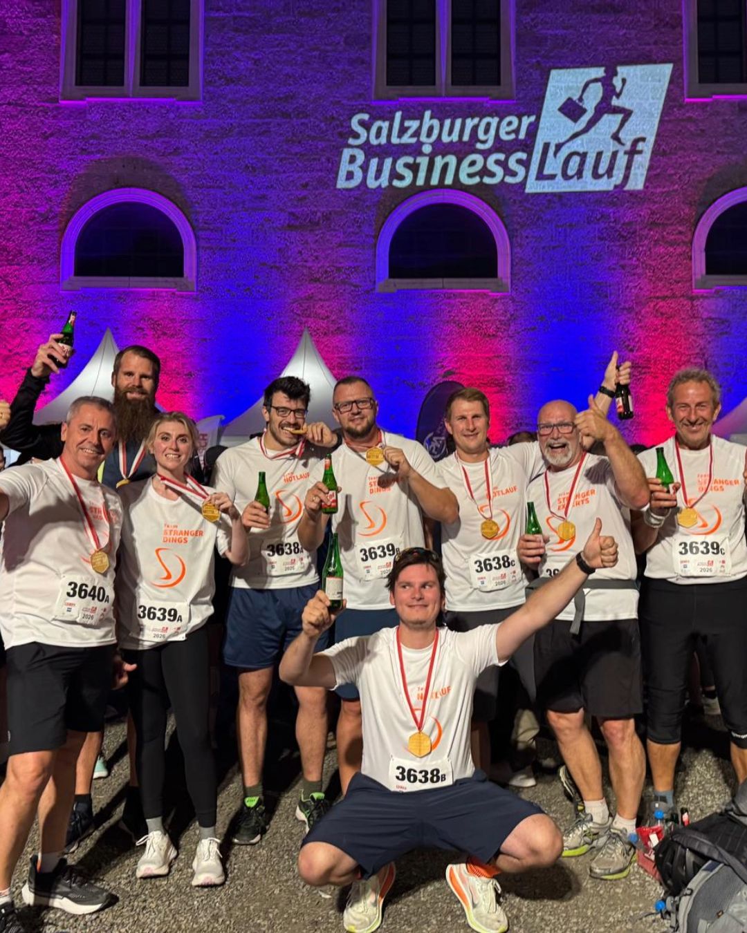 Die Teams von Stranger Maschinenbau mit ihren Medaillen nach dem Zieleinlauf beim Salzburger Businesslauf 2026
