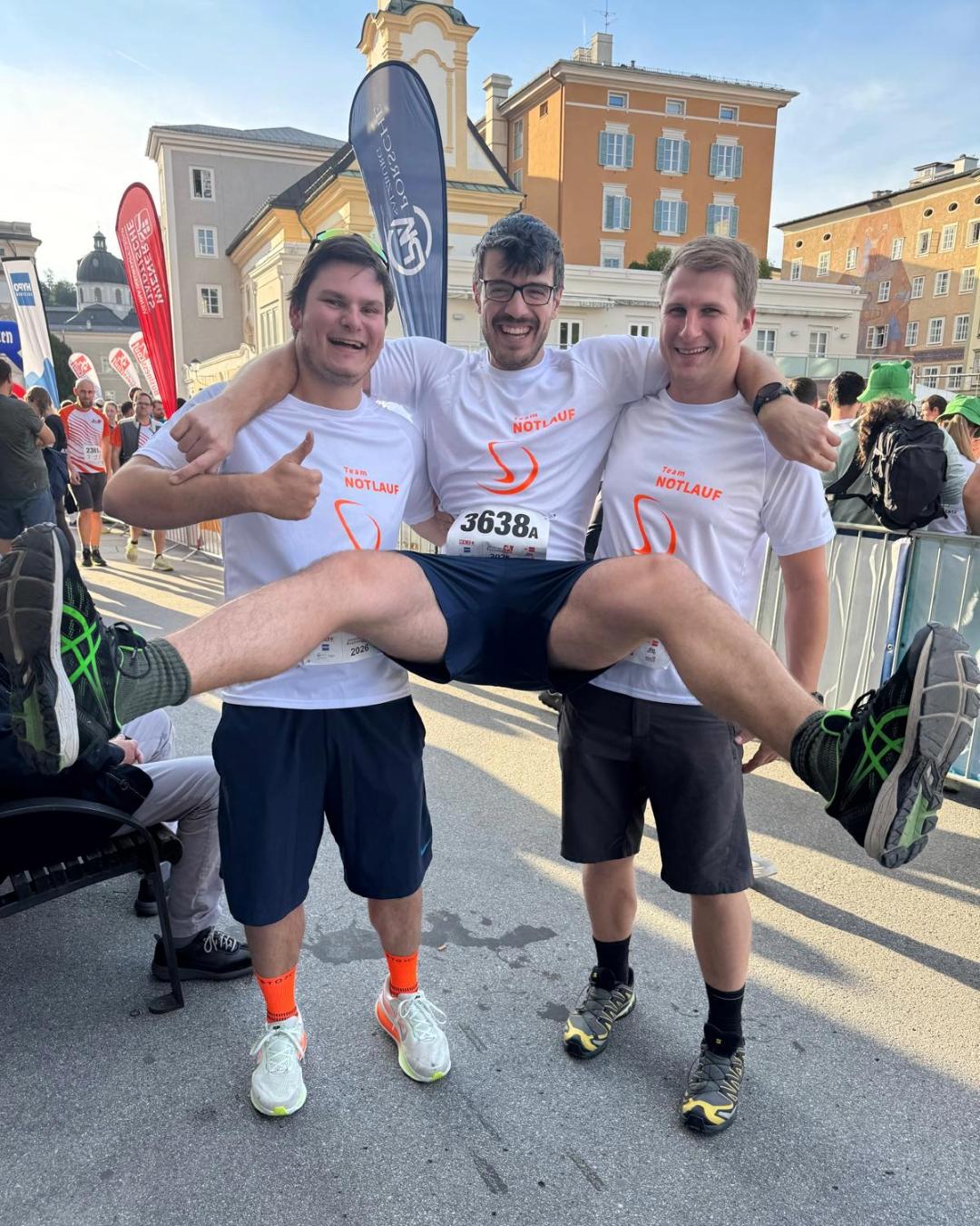 Das Team NOTLAUF von Stranger Maschinenbau vor dem Start des Salzburger Businesslauf 2026