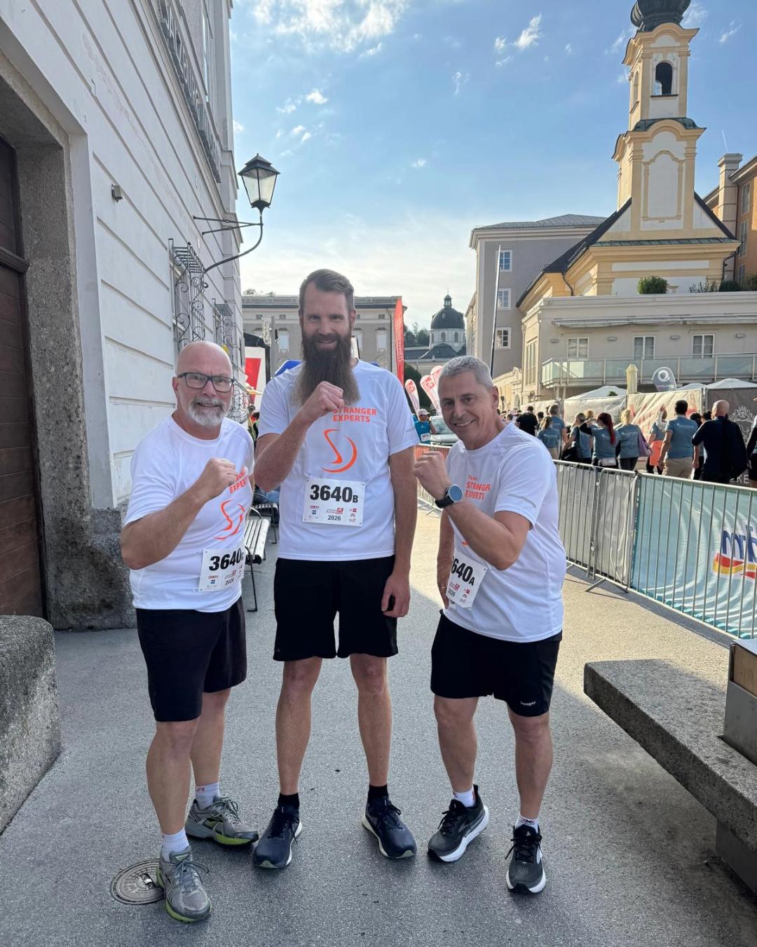 Das Team STRANGER EXPERTS von Stranger Maschinenbau vor dem Start des Salzburger Businesslauf 2026