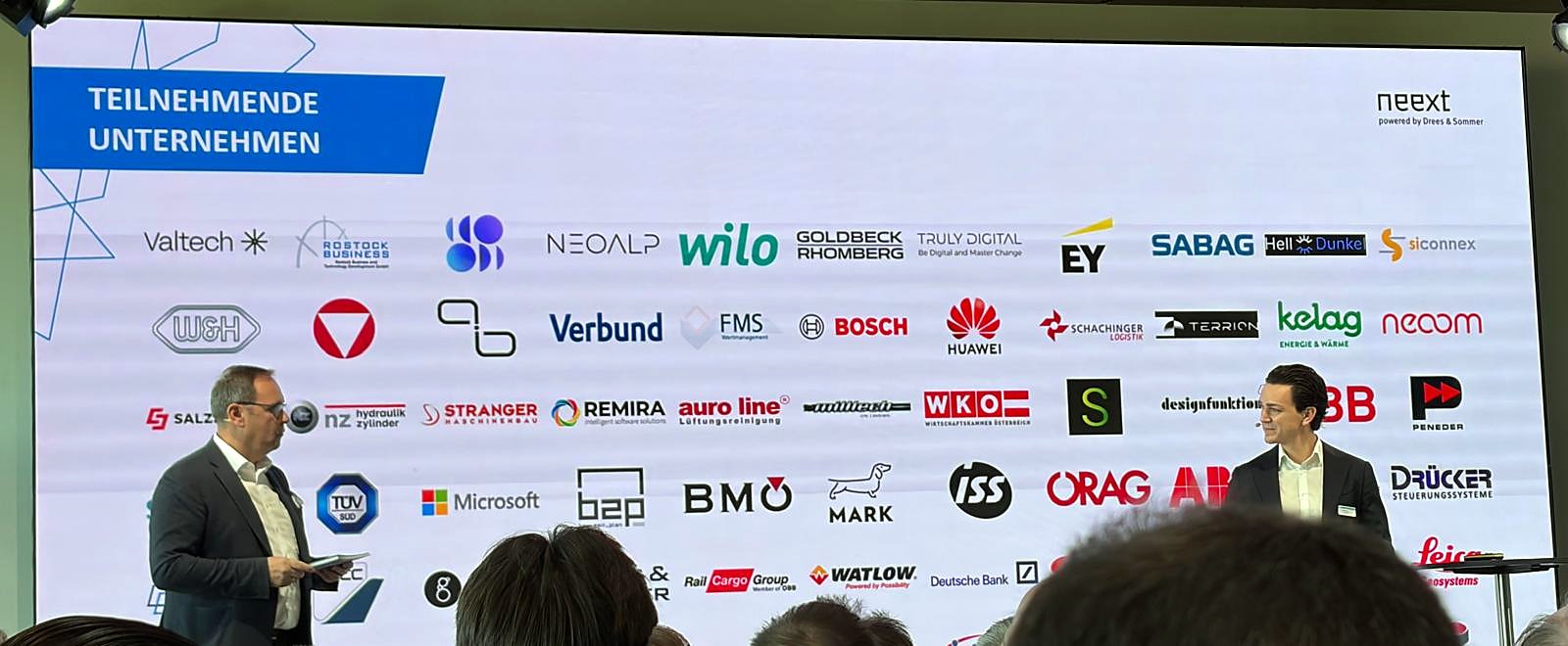 Folie „Teilnehmende Unternehmen“ beim neext Industry Forum 2026, darunter das Logo von Stranger Maschinenbau