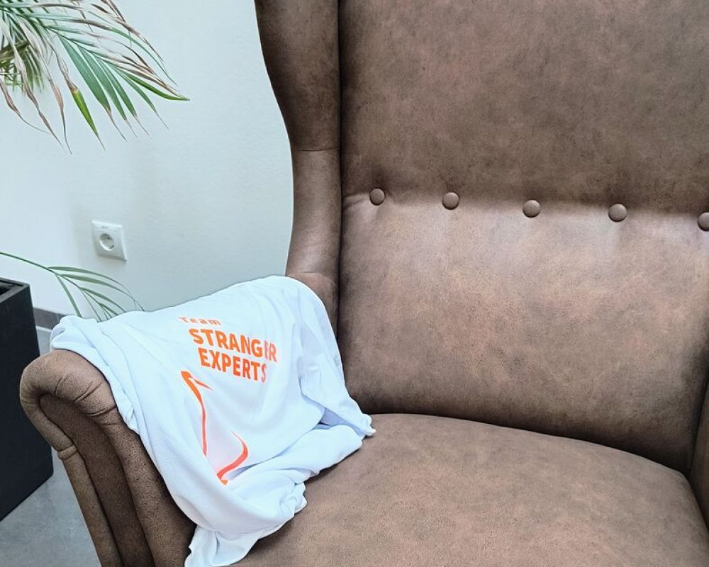 Laufshirt auf einem Sessel in der Lounge von Stranger Maschinenbau